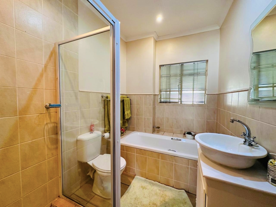 3 Bedroom Property for Sale in Kannoniers Park North West